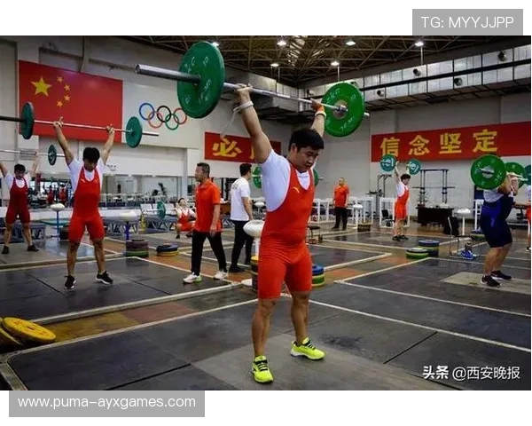 举重运动员训练营家庭参与活动成常态，举重运动员体能训练